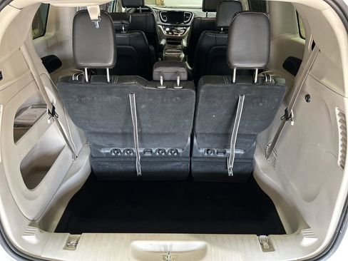 Used 2024 Chrysler Pacifica Touring-L image 12