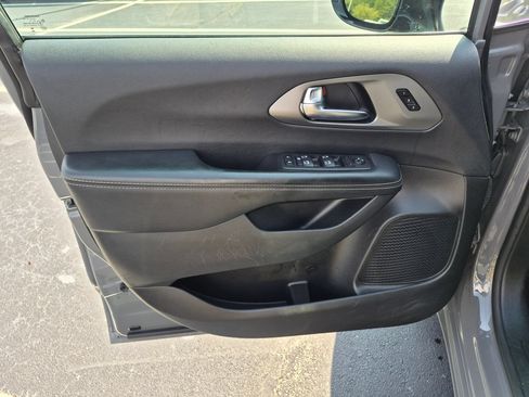 Used 2025 Chrysler Pacifica Select FWD image 11