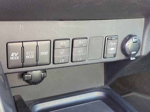 Used 2018 Toyota RAV4 Limited image 28