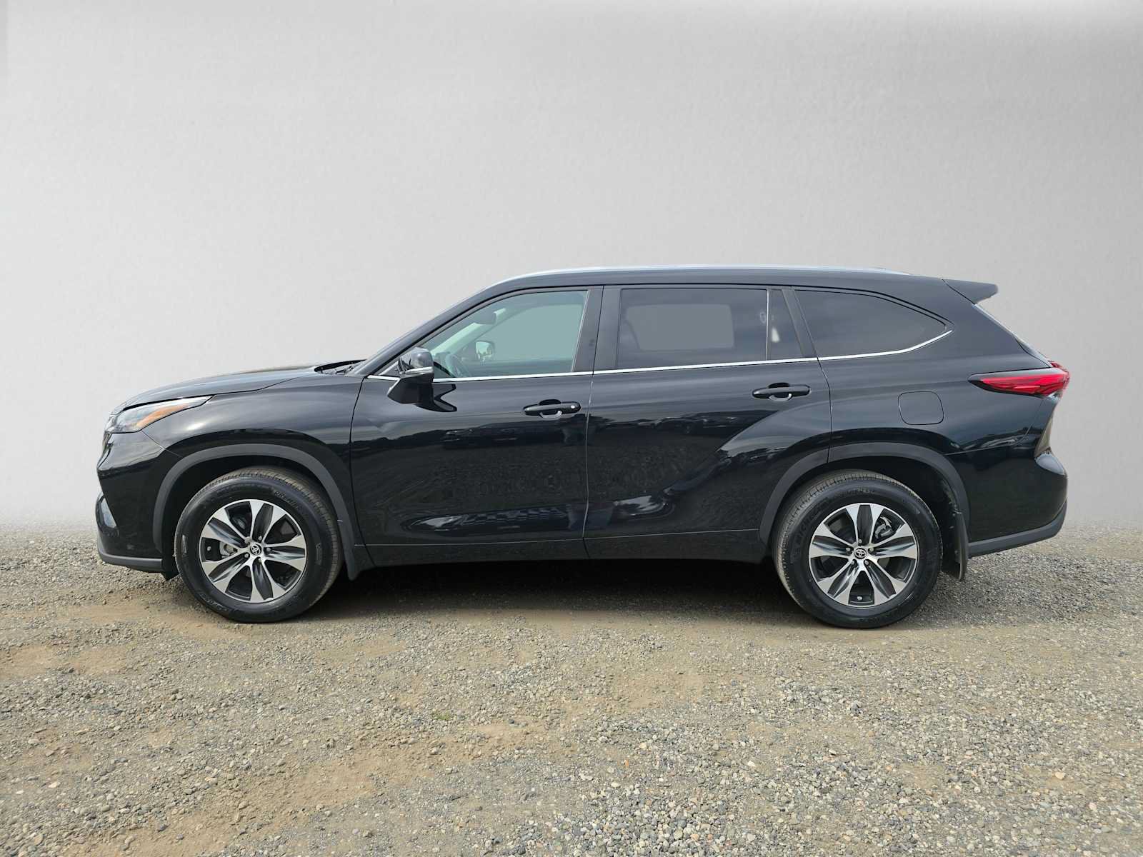 Used 2023 Toyota Highlander XLE AWD/4WD image 6