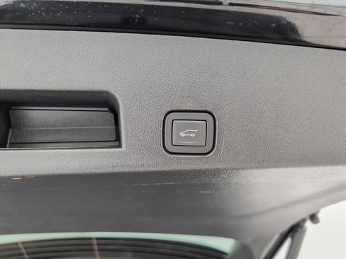 Used 2025 Chevrolet Traverse LT image 18