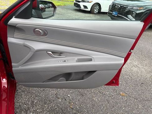 Certified 2025 Hyundai Elantra SEL FWD image 10