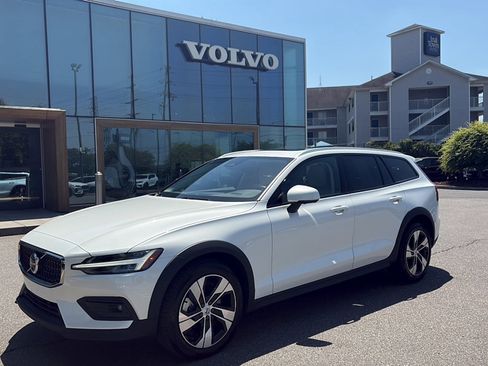 Certified 2025 Volvo V60 B5 Cross Country Plus AWD/4WD image 1