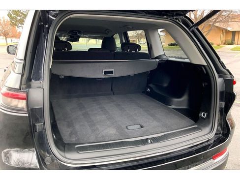 Used 2023 Jeep Grand Cherokee Laredo w/ Luxury Tech Group I image 11