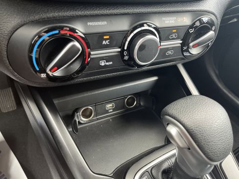 Used 2025 Kia Soul LX w/ LX Technology Package FWD image 11