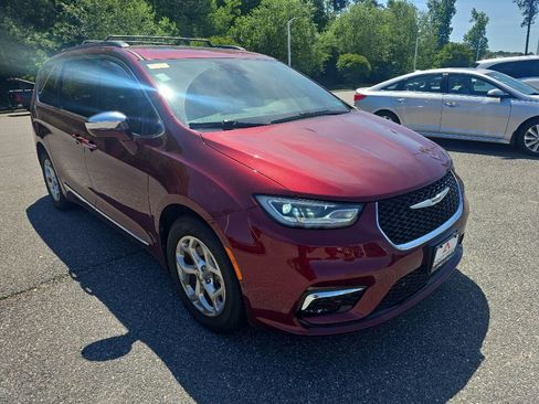 Used 2022 Chrysler Pacifica Limited FWD image 3