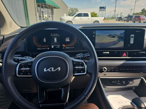 Used 2025 Kia Carnival FWD image 38