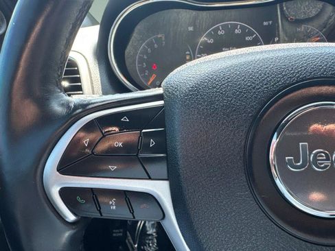 Used 2018 Jeep Grand Cherokee Laredo RWD image 16