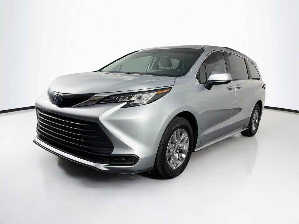 Used 2022 Toyota Sienna LE FWD image 3