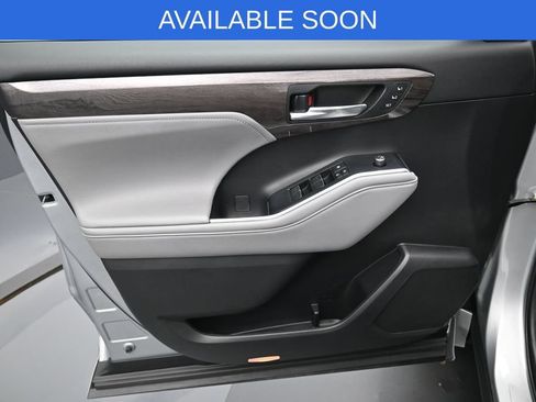 Used 2022 Toyota Highlander Platinum AWD/4WD image 11
