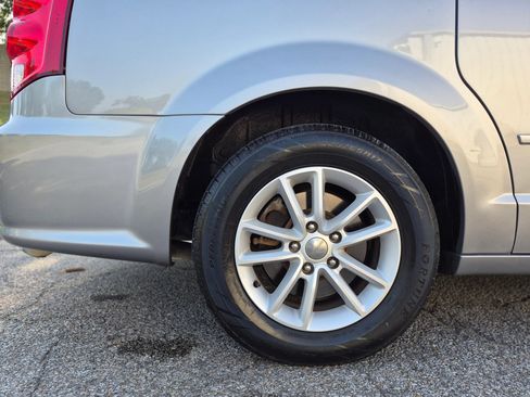 Used 2016 Dodge Grand Caravan SXT FWD image 27