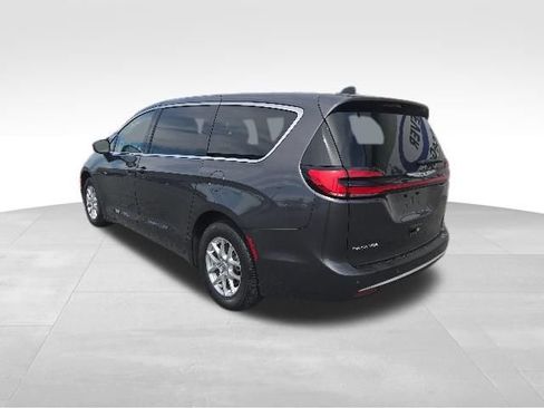 Used 2023 Chrysler Pacifica Touring-L FWD image 4
