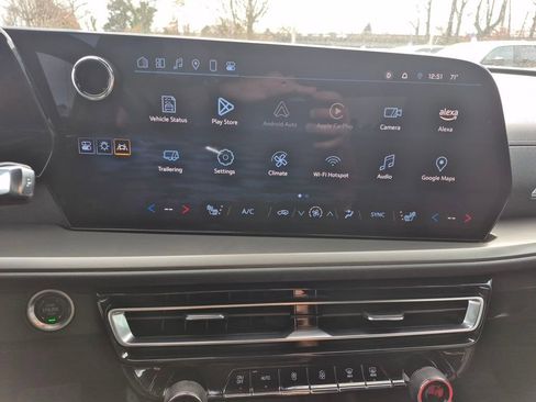 Used 2025 Chevrolet Traverse LT image 20