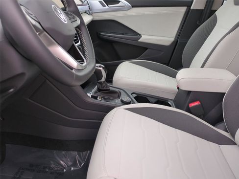 New 2026 Volkswagen Taos SE image 15