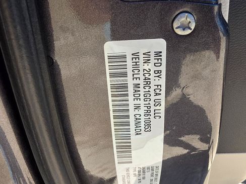Used 2023 Chrysler Pacifica Limited FWD image 32