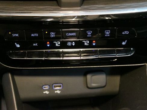 Used 2025 Buick Encore GX Avenir w/ Avenir Technology Package AWD/4WD image 27