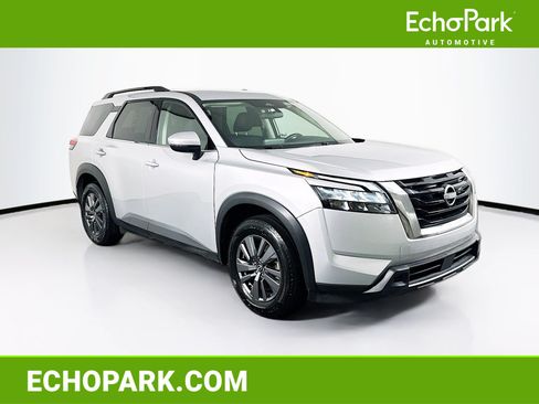 Used 2025 Nissan Pathfinder SV FWD image 1