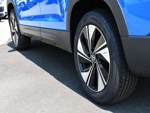 New 2025 Volkswagen Taos SE image 9