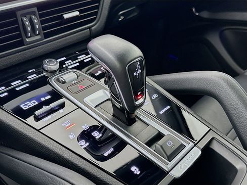 Used 2021 Porsche Cayenne AWD/4WD image 18