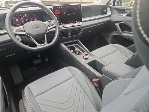 Used 2026 Volkswagen Tiguan SE AWD/4WD image 3