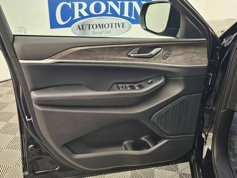 New 2025 Jeep Grand Cherokee Limited image 9