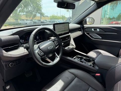 Used 2025 Ford Explorer Platinum RWD image 9