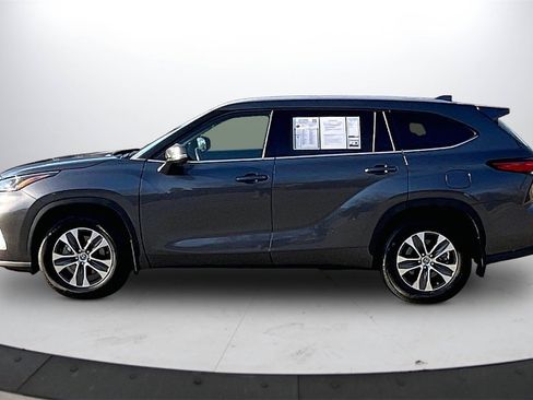 Used 2022 Toyota Highlander XLE image 6