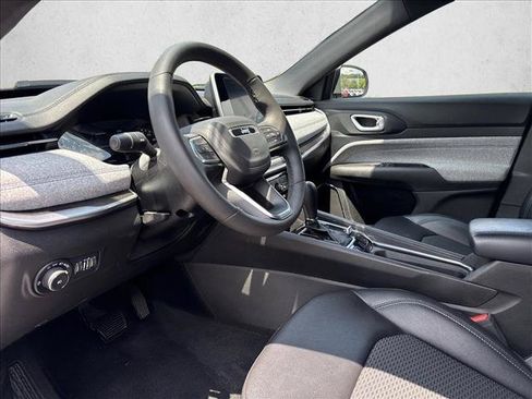 Used 2025 Jeep Compass Latitude AWD/4WD image 9