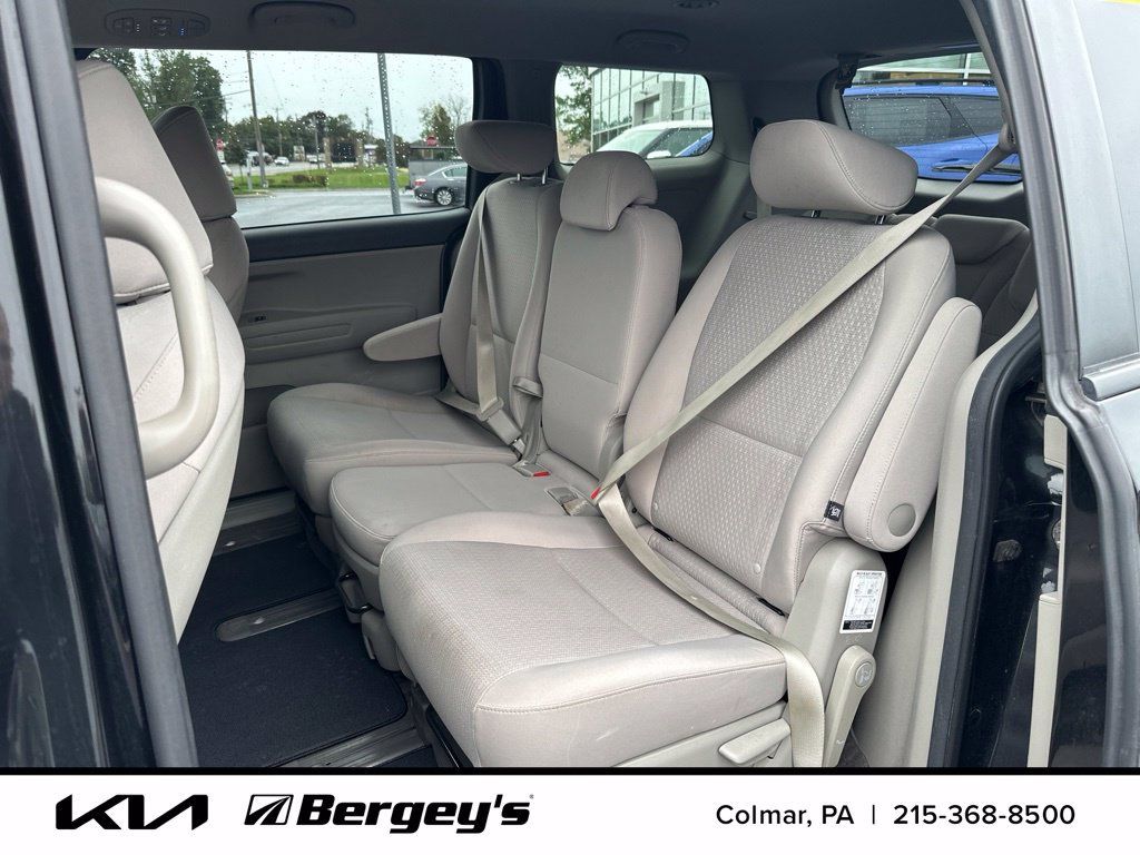 Used 2018 Kia Sedona LX FWD image 16