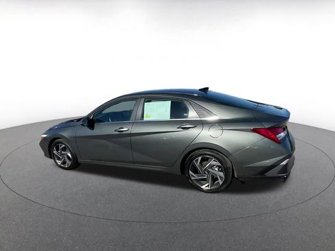 Used 2025 Hyundai Elantra Limited image 9