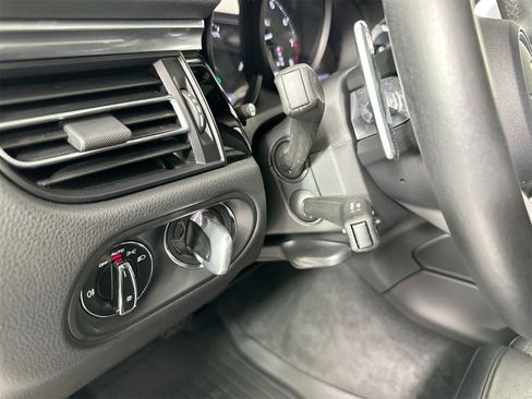Certified 2023 Porsche Macan image 33