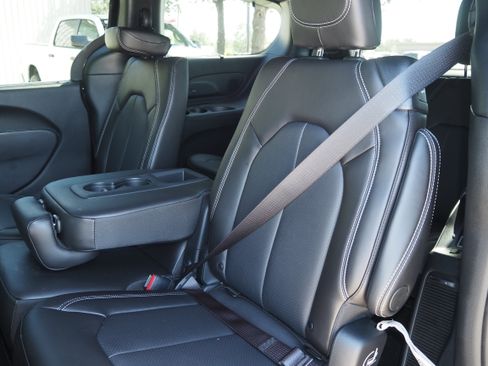 New 2025 Chrysler Pacifica Select w/ Uconnect Theater Family Group image 16