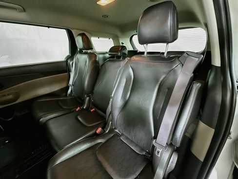 Used 2025 Kia Carnival EX FWD image 24