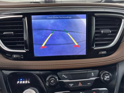 Used 2017 Chrysler Pacifica Limited FWD image 36