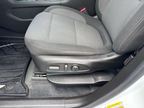 Used 2022 Chevrolet Traverse LT FWD image 11