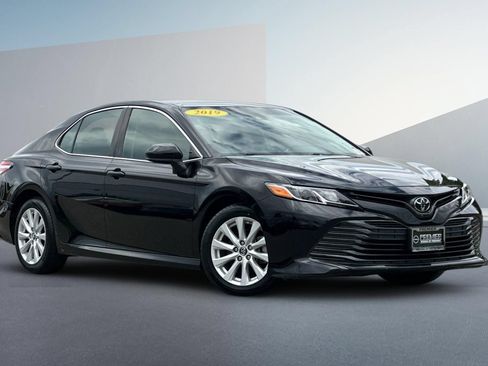 Used 2019 Toyota Camry LE FWD image 2