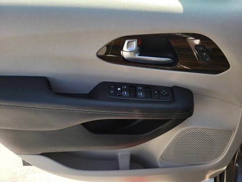 Used 2023 Chrysler Pacifica Limited FWD image 17