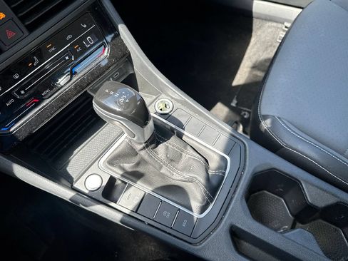 Used 2025 Volkswagen Jetta SE FWD image 18