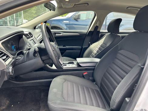 Used 2017 Ford Fusion SE FWD image 4