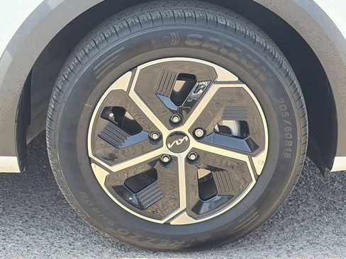 Certified 2024 Kia Niro EX FWD image 9
