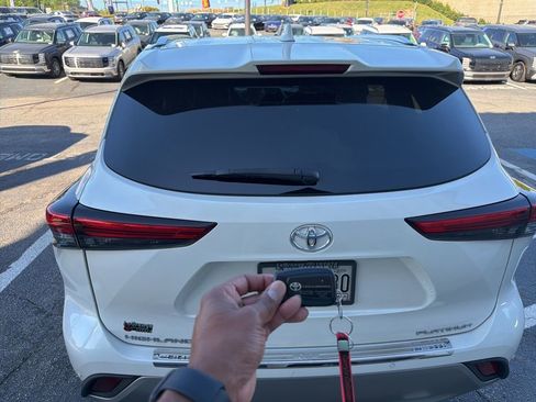 Used 2020 Toyota Highlander Platinum image 4