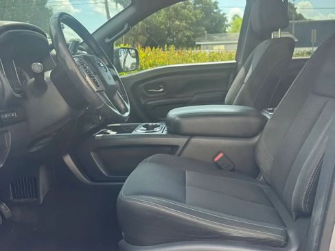 Used 2018 Nissan Titan SV w/ SV Convenience Package RWD image 11