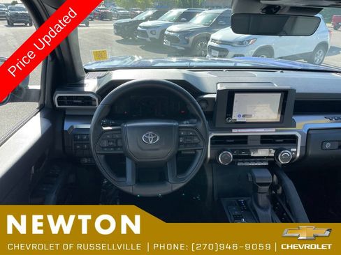 Used 2025 Toyota Tacoma SR5 AWD/4WD image 17
