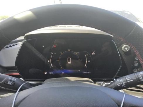 Used 2025 Chevrolet Trax RS w/ Driver Confidence Package FWD image 5