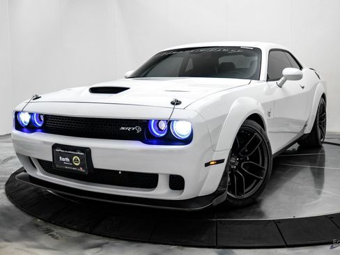 Used 2018 Dodge Challenger SRT Hellcat RWD image 6