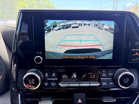 Used 2023 Toyota Highlander LE AWD/4WD image 26