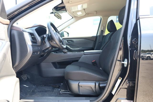 Used 2023 Nissan Rogue S AWD/4WD image 13