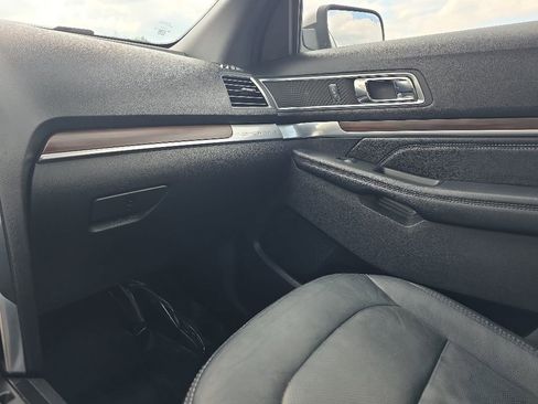 Used 2019 Ford Explorer Limited w/ Class III Trailer Tow Package FWD image 19