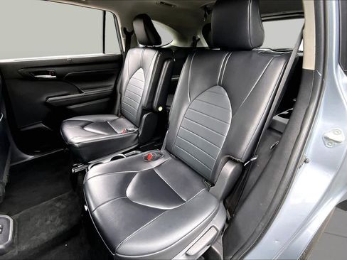Used 2024 Toyota Highlander XLE AWD/4WD image 20