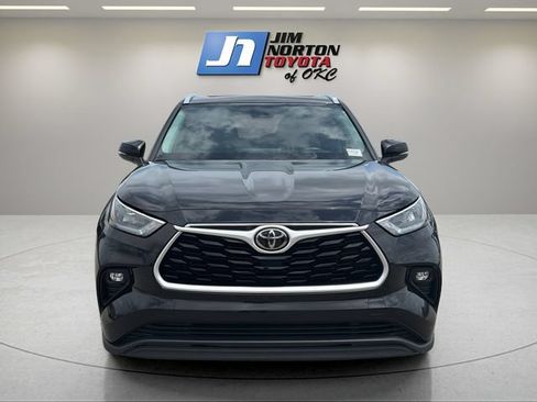 Used 2020 Toyota Highlander XLE AWD/4WD image 2